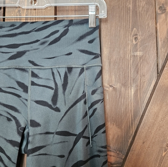 Athleta Salutation Stash Pocket II 7/8 Tight Leggings in Black and Gray Zebra ST - Picture 4 of 5
